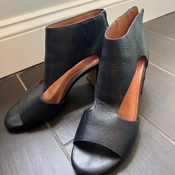 Black leather cut out low heels for winter or summer - Picture 4 of 6